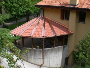 Porticato in legno di abete lamellare realizzato  a semicerchio con copertura fissa