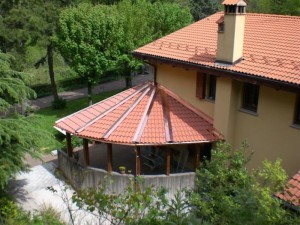 Porticato in legno di abete lamellare realizzato  a semicerchio con copertura fissa