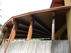 Porticato in legno di abete lamellare realizzato  a semicerchio con copertura fissa