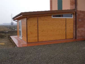 struttura abitativa in legno di abete lamellare e rivestimento in legno di abete massello infissi in pvc copertura fissa