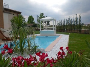 Gazebo relax  con  trampolino in legno di abete lamellare sbiancato copertura con telo in pvc