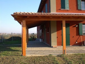 Porticato angolare in legno di abete lamellare con copertura fissa