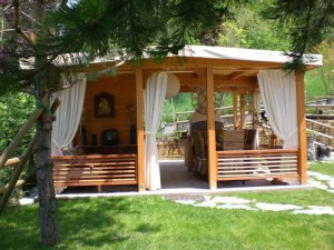 Gazebo chiusure perimetrali e casetta annessa in legno di abete lamellare e massello copertura telo in pvc chiusure in pvc