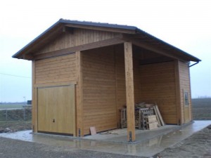 Garage in opera con porticato annesso in legno di abete lamellare e massello copertura  in perlinato di abete guaina e tegole