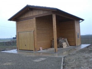 Garage in opera con porticato annesso in legno di abete lamellare e massello copertura  in perlinato di abete guaina e tegole