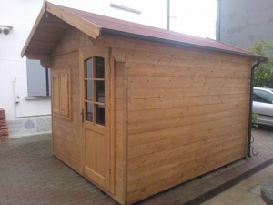 Casetta a pannelli su misura in legno di abete massello con porta e finestra frontale copertura in perlina e guaina