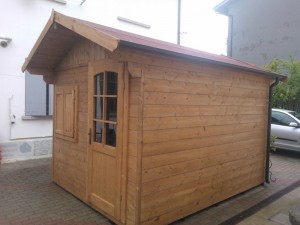 Casetta a pannelli su misura in legno di abete massello con porta e finestra frontale copertura in perlina e guaina