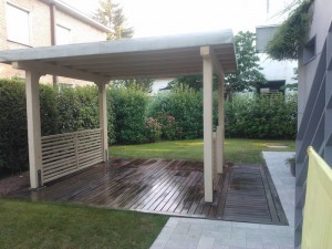 Gazebo in legno di abete lamellare sbiancato e grigliati lineari coperture  in bambù e telo pvc pavimento galleggiante in ipé