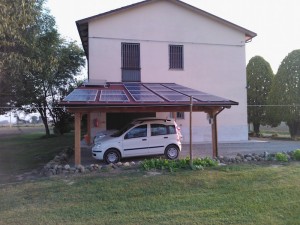 Porticato in legno di abete lamellare con copertura in perlinato di abete e guaina predisposto per impianto fotovoltaico