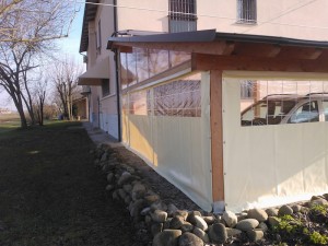 Porticato con chiusure perimetrali in pvc scorrevoli