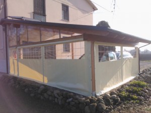 Porticato con chiusure perimetrali in pvc scorrevoli