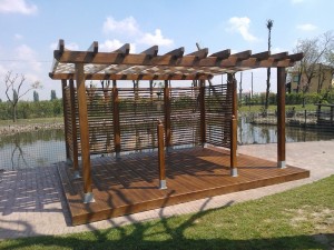 pergola  in legno di abete lamellare con pavimento galleggiante e vela in pvc e grigliati lineari