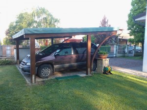 Cover auto in legno di abete lamellare con arco frontale copertura in bambù e telo in   pvc 