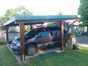 Cover auto in legno di abete lamellare con arco frontale copertura in bambù e telo in   pvc 