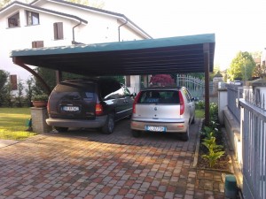 Cover auto in legno di abete lamellare con arco frontale copertura in bambù e telo in   pvc 