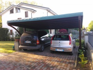 Cover auto in legno di abete lamellare con arco frontale copertura in bambù e telo in   pvc 