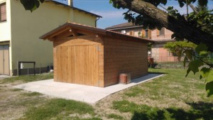 Garage in opera a telaio struttura in lamellare rivestimento in perlinato spessore mm 42